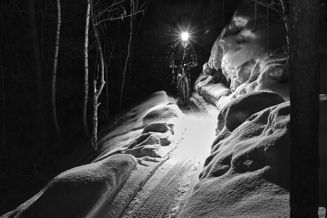 Winterfun in Cuyuna Lakes Mountainbiker met hoofdlamp op de trails in Cuyuna Lakes