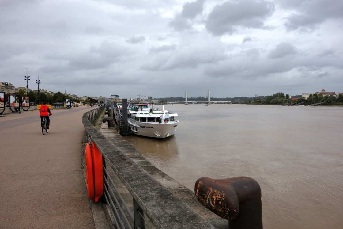 Fietsen langs de Garonne in Bordeaux is natuurlijk een must als je de Tour de Gironde fietst Fietsen langs de Garonne in Bordeaux