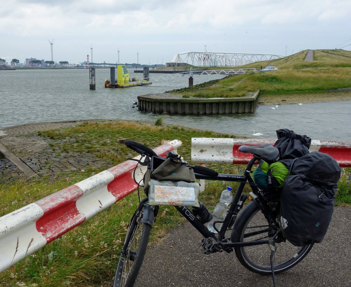 Bij de Maeslantkering in de Nieuwe Waterweg Fiets langs de Nieuwe Waterweg