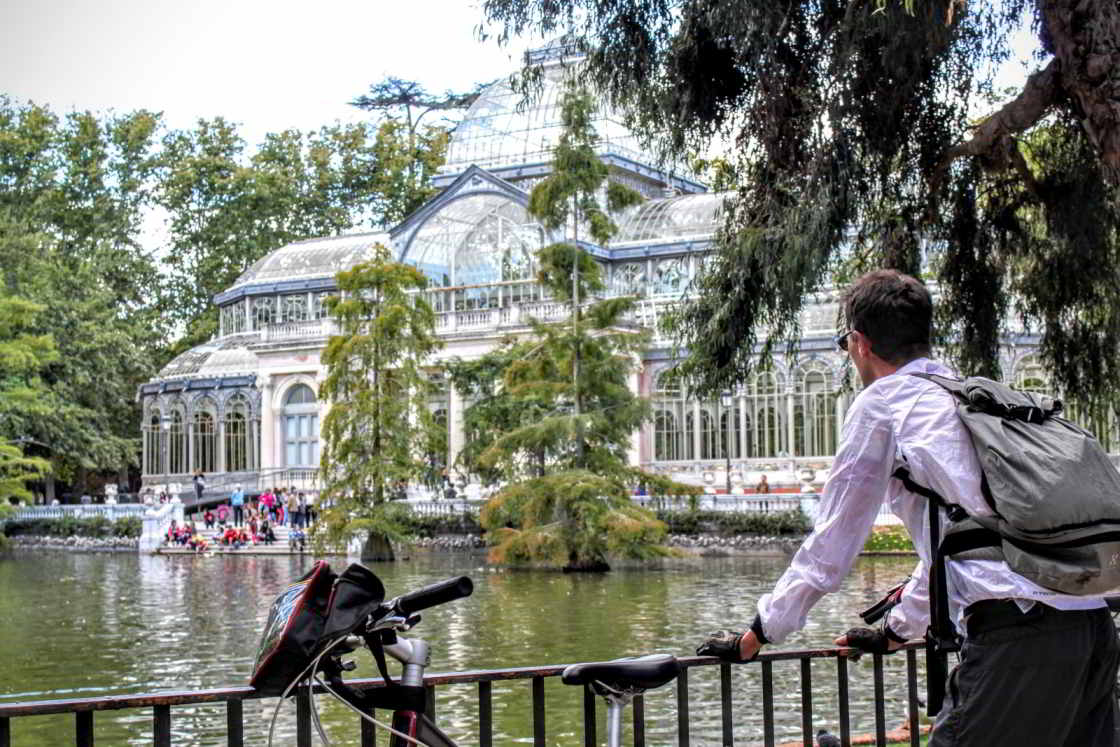 Het sprookjesachtige kristallen paleis in El Retiro Stefan Maas bekijkt het paleis van kristal in Madrid