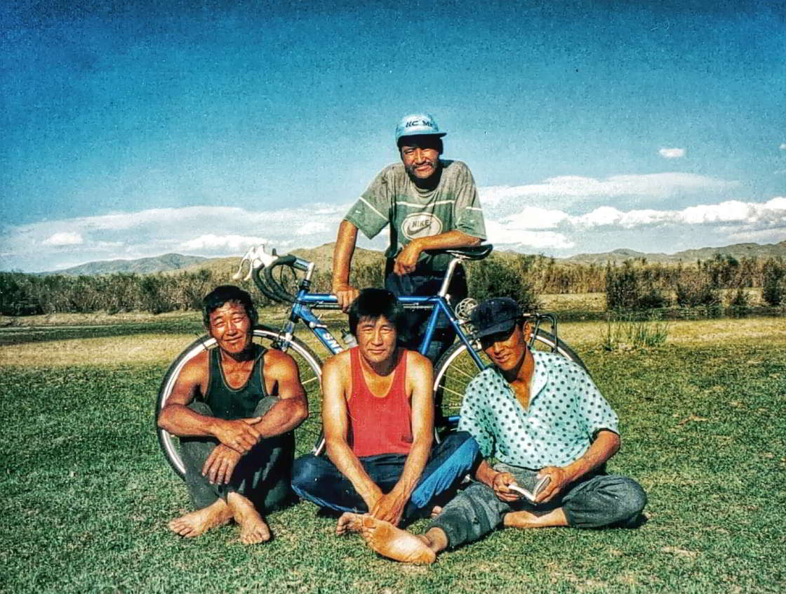 Vier Mongoliërs poseren bij mijn Snel-reisfiets Vier Mongoliërs poseren bij mijn Snel-reisfiets