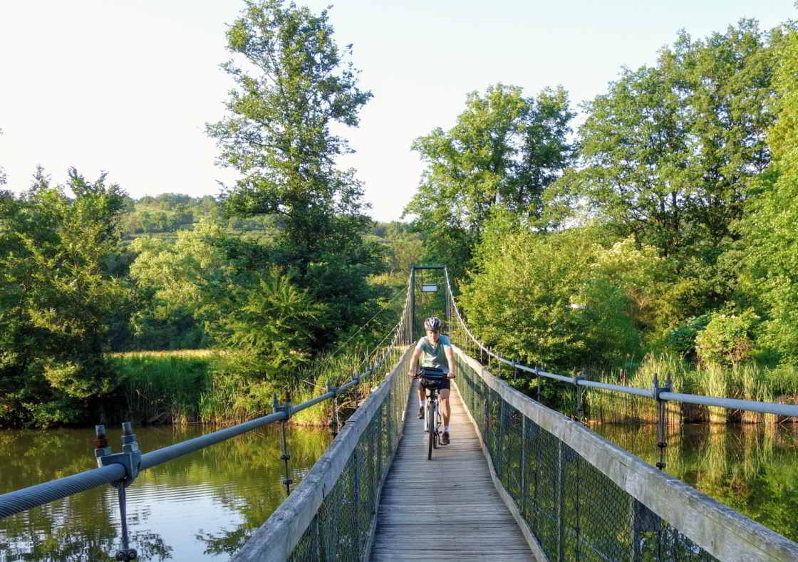 De 'dansende' hangbrug in Podyjí NP Fiets rijdt over de hangbrug in National Park Podyjí