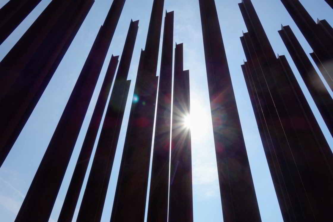 Gate of Freedom: 53 ijzeren balken reiken naar de hemel Een monument met verticale ijzeren balken herinnert aan de slachtoffers van het IJzeren Gordijn