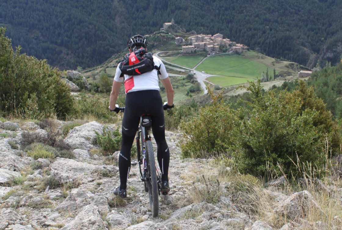 Af en toe stuiten we op bergdorpjes Af en toe stuiten we op bergdorpjes