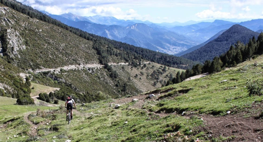 Een stukje off-off-road... je eigen weg zoeken kan natuurlijk ook Mountainbiker daalt af op berghelling