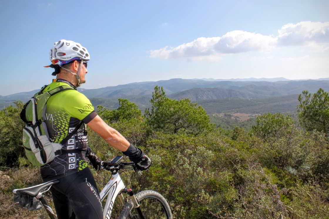 Een gevarieerd én uitdagend mtb-rondje, ook dat is Penedès 360 mountainbiker kijkt uit over penedès