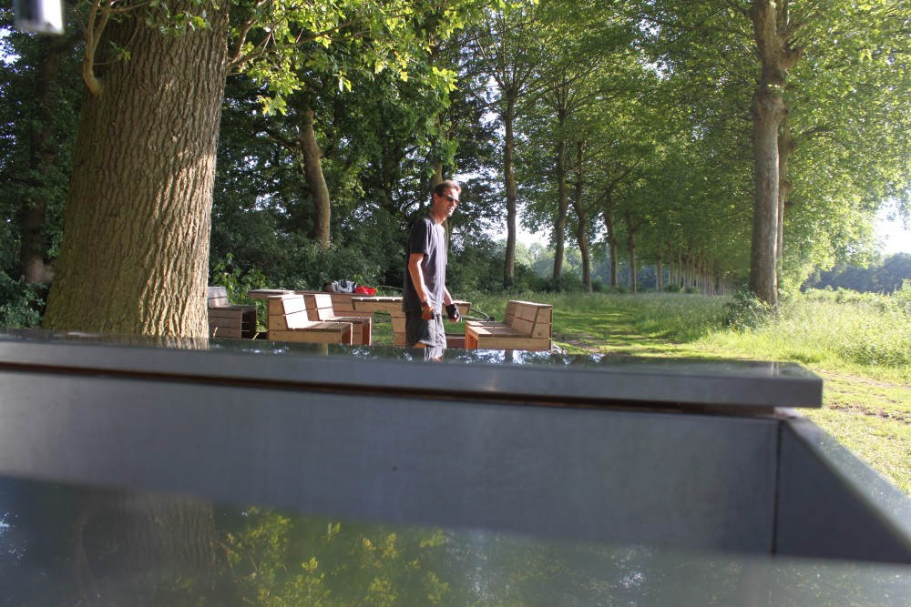 Field Furniture bij de boomtenten bij Borgloon Stefan Maas bij banken en tafels Tranendreef