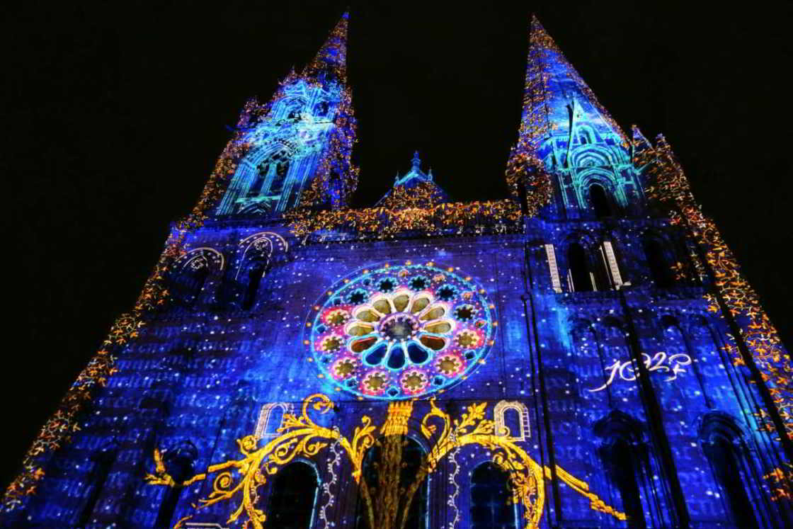 De kathedraal van Chartres bij nacht Lichtshow bij de kathedraal van Chartres