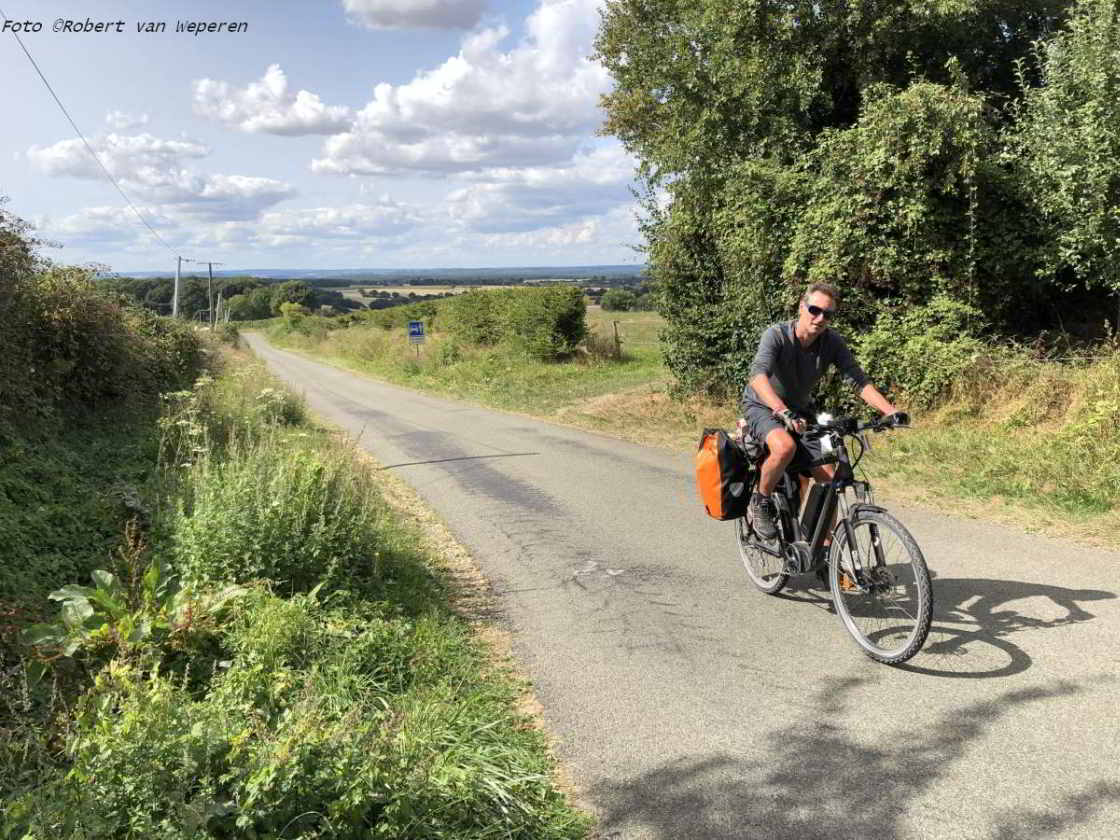 Over rustige wegen doorkruis je het Franse platteland Stefan Maas op een binnenweg op de Véloscénie