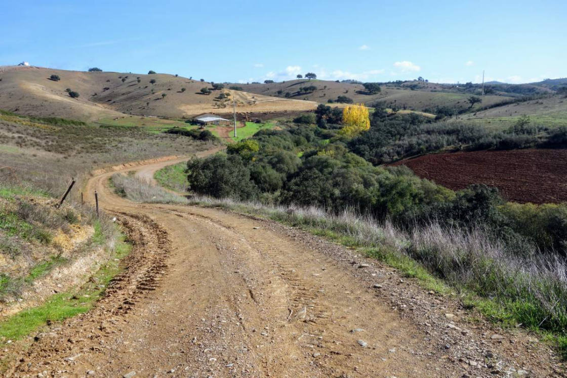 Tal van onverharde weggetjes kronkelen door het binnenland weg-door-het-binnenland-portugal