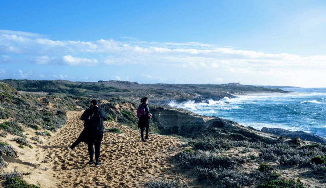 De Fishermen's Trail staat bekend om haar prachtige uitzichten over zee twee vrouwen wandelen langs de kustlijn van Alentejo