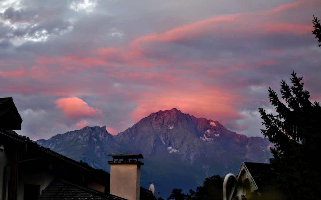 Alpentoppen: ver weg en toch ook dichtbij vuurrode alpentoppen bij brides-les-bains