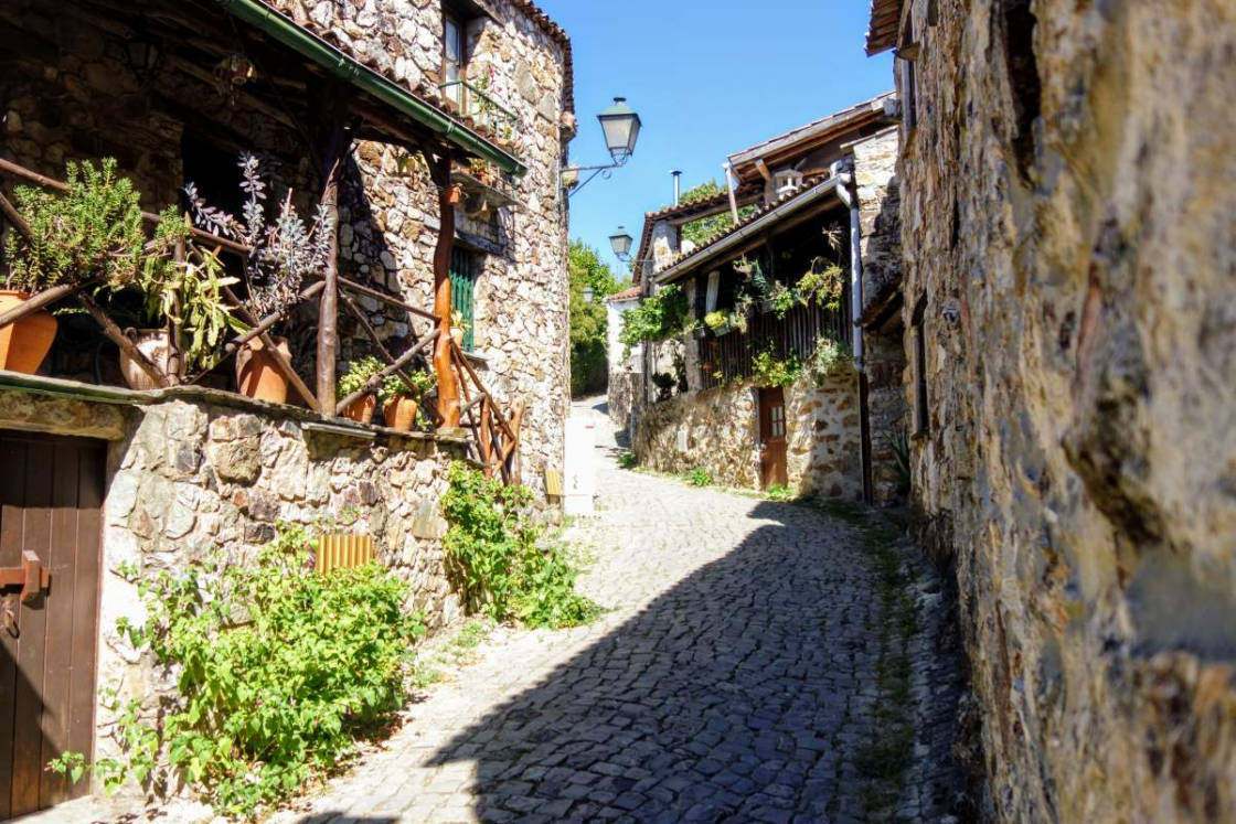De charme van in authentieke stijl opgeknapte huisjes... Straatbeeld Sao Simao in Portugal