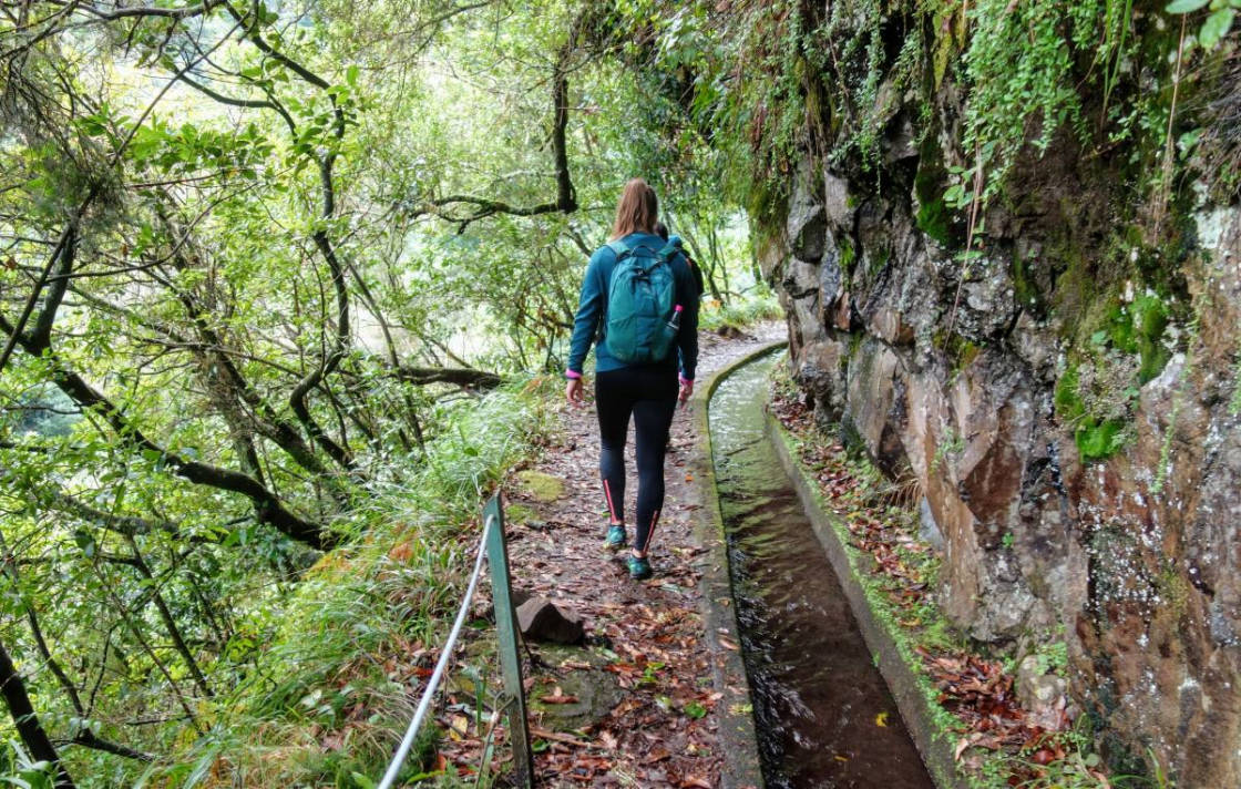 Op het pad blijven is het devies... Wandelaar op de Levada do Rei