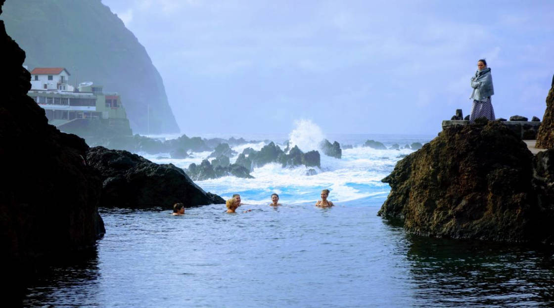 Zwemmen in de 'blue lagoon', afgeschermd van de woeste oceaan zwemsters aan de noordkust van Madeira