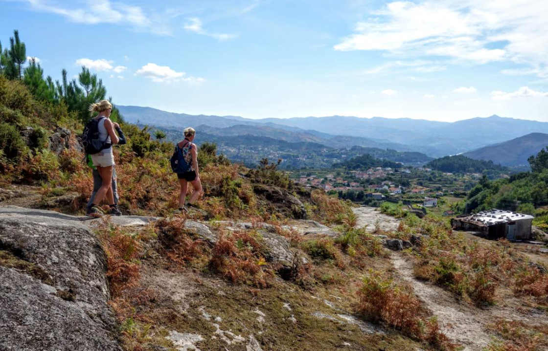 Op weg naar het dorpje Saojo in het dal drie wandelaars in Peneda-Gerês