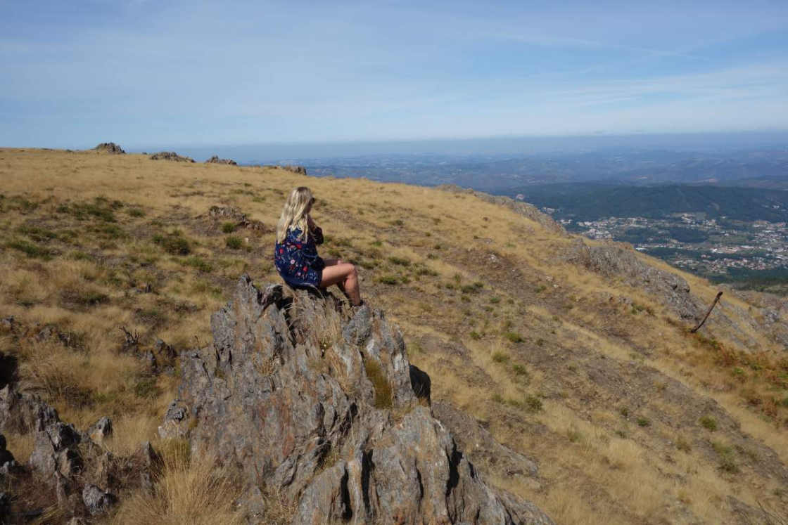 Prachtige uitzichten in het geopark Vrouw kijkt uit over de omgeving in Geopark Arouca