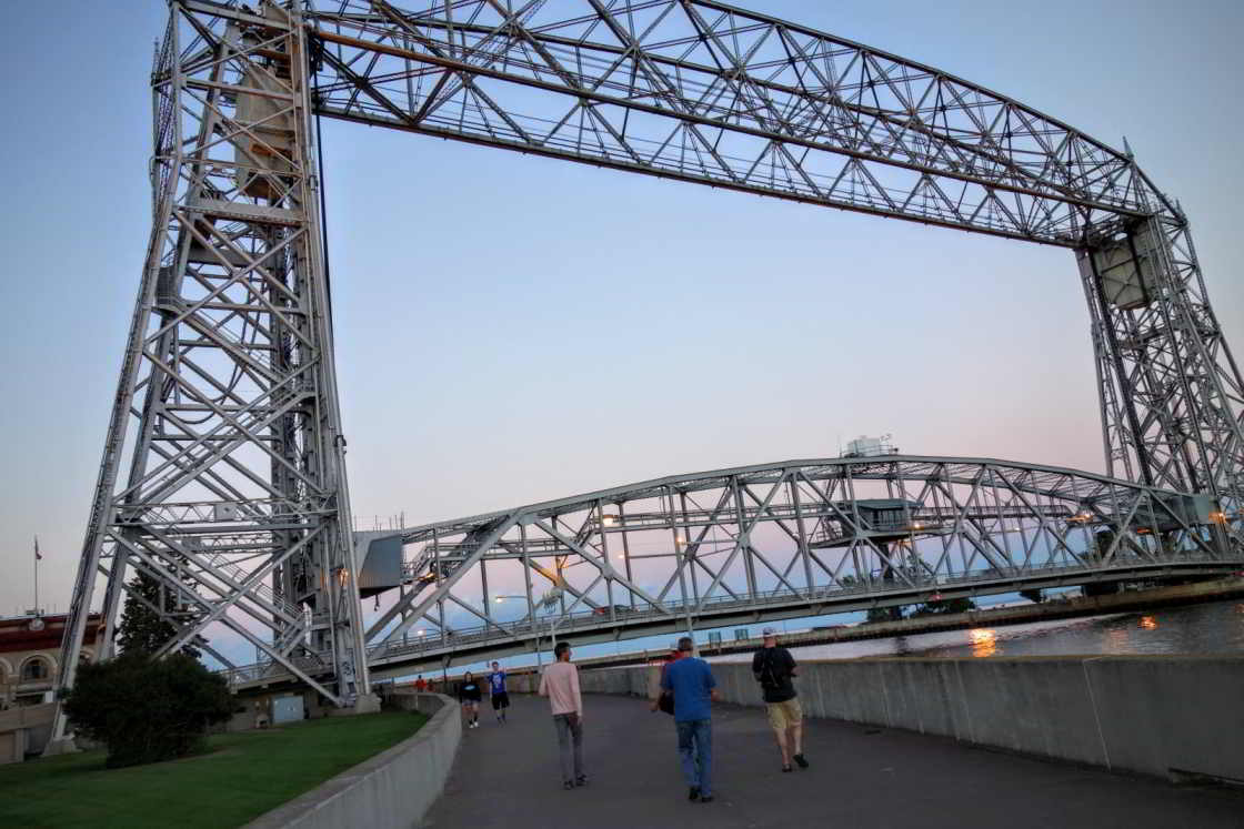 Kuierend onder de fameuze aerial lift bridge Tochtje over het wandelpad langs de haven van Duluth