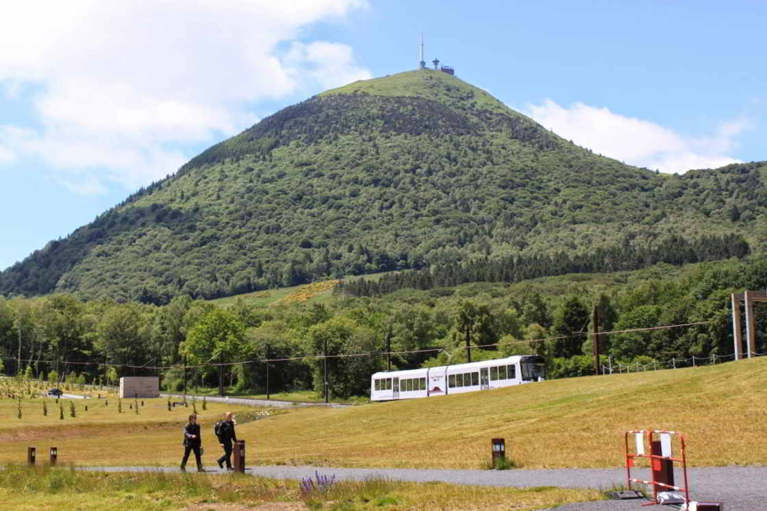 Niet alleen voor wielerfans was de Puy-de-Dôme een heilige plek Puy-de-Dôme vanaf de voet gefotografeerd