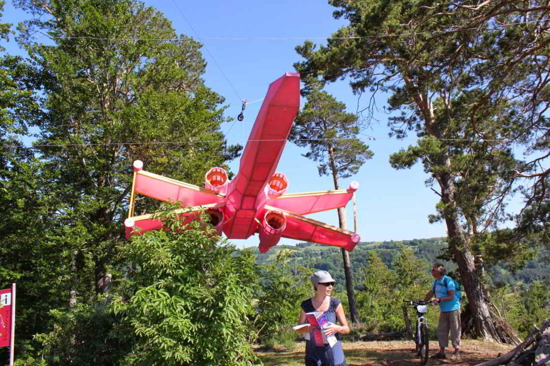 De neergestorte creatie van Guillaume Renou Roze vliegtuig Natural X.Wing kustproject bij Saint-Nectaire in Auvergne