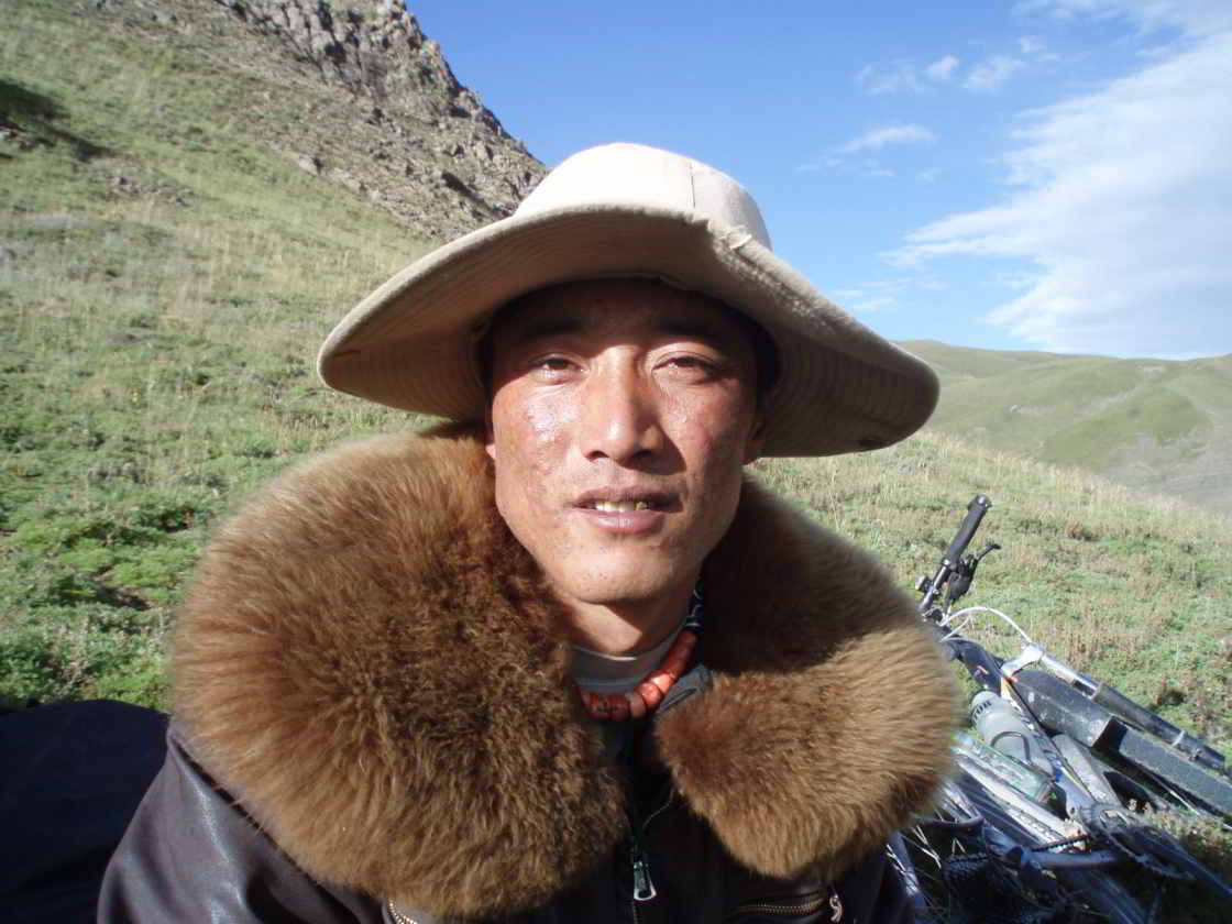 Ontmoeting met een nieuwsgierige herder in Qinghai Ontmoeting met een nieuwsgierige herder in Qinghai