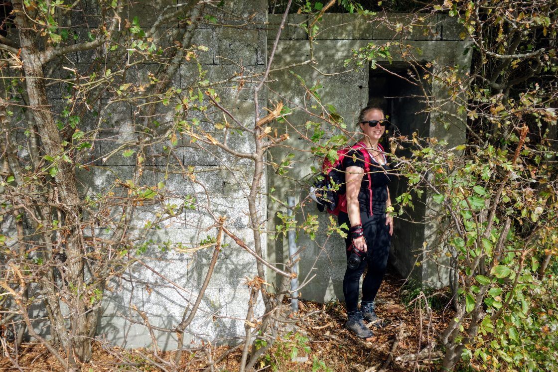 Een overwoekerde bunker op het terrein van de voormalige nazi-basis bij Høruphav.