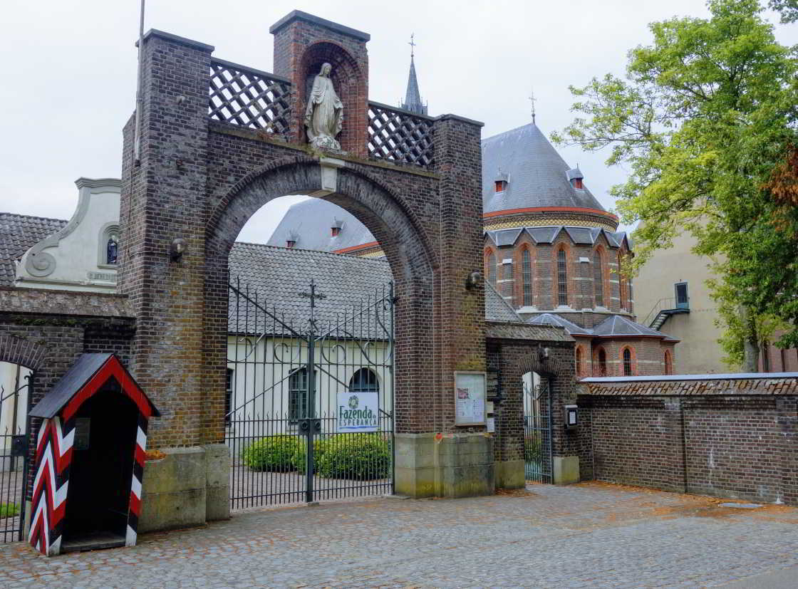 De entree van Achelse Kluis, klooster op de grens van België en Nederland Voorzijde Achelse Kluis in België