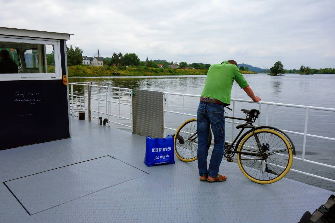 Het pontje bij Eijsden over de Maas man met fiets bij veerpont over de Maas