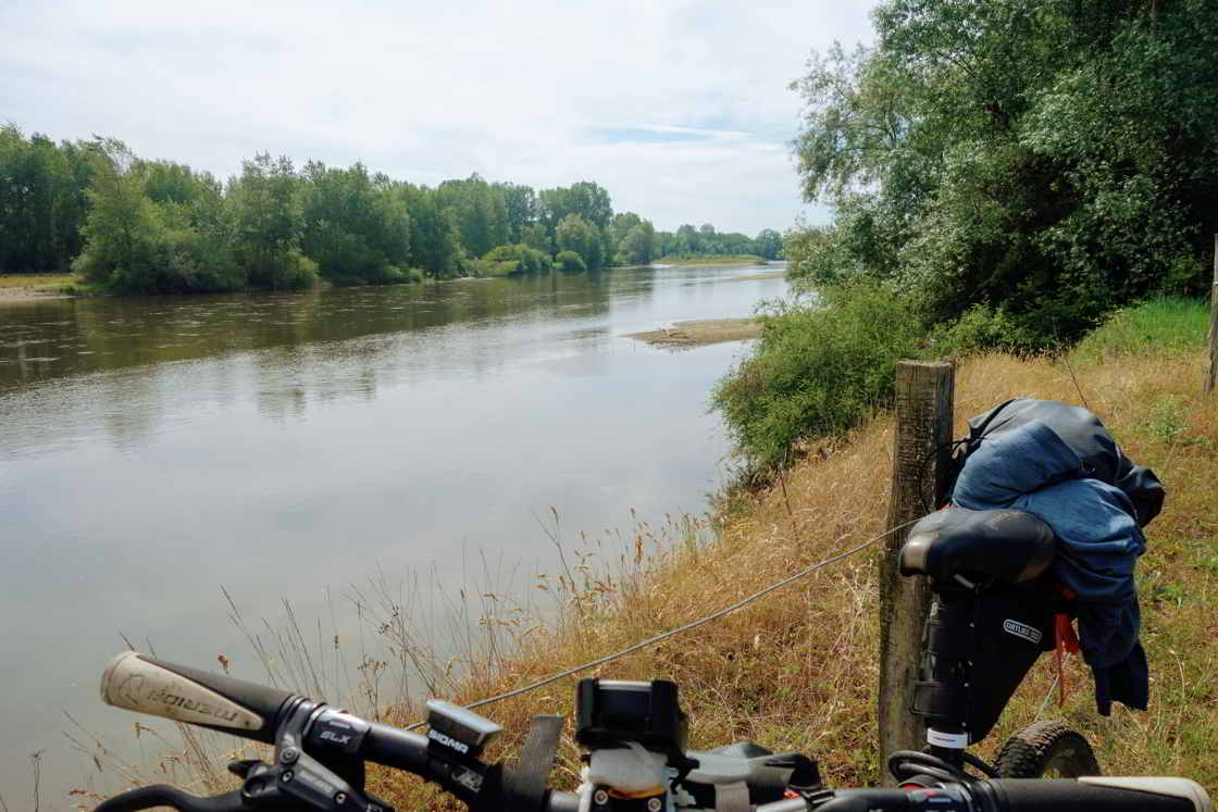 Ritje langs de traagstromende Allier... een rustmoment op de route van de Grande Traversée du Massif Central mountainbike-langs-rivier-in-Frankrijk