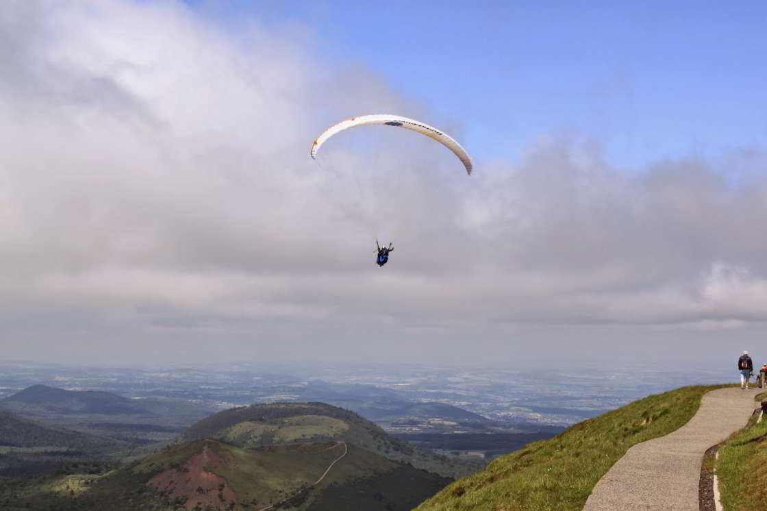 Uitzicht over een vulkaanlandschap vanaf de Puy de Dôme parasailen vanaf de Puy de Dôme