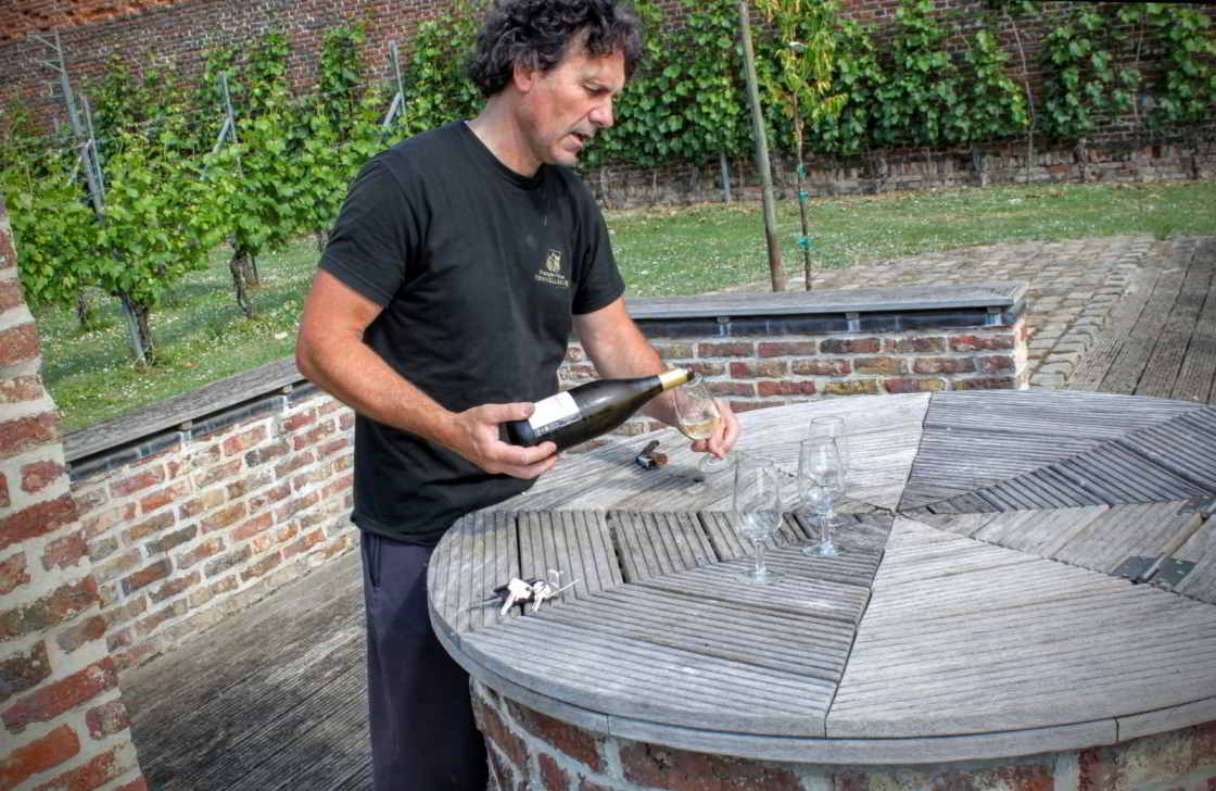 Peter Colemonts van Clos d'Opleeuw Peter Colemonts schenkt wijn in van wijngaard Clos d'Opleeuw