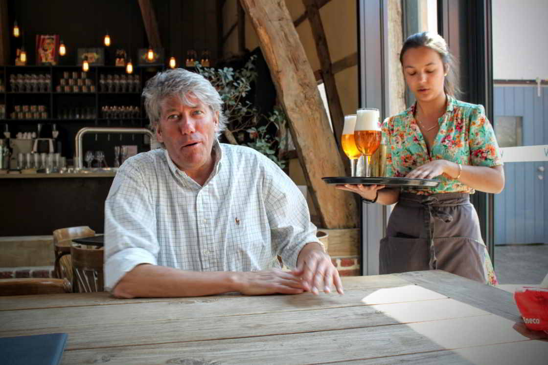 Alcoholburgemeester Janssen laat de speciaalbiertjes aanrukken Mike Janssen van brouwerij Wilderen met een van zijn horeca-medewerkers
