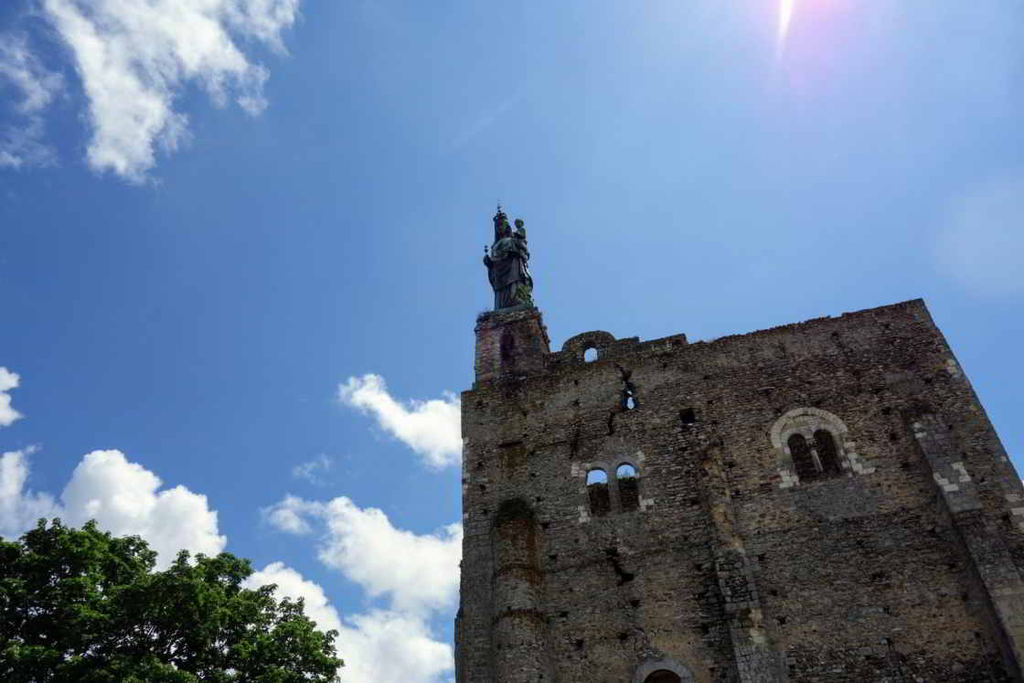De oude donjon met het Mariabeeld: een aparte combi Fort van Montbazon met Mariabeeld