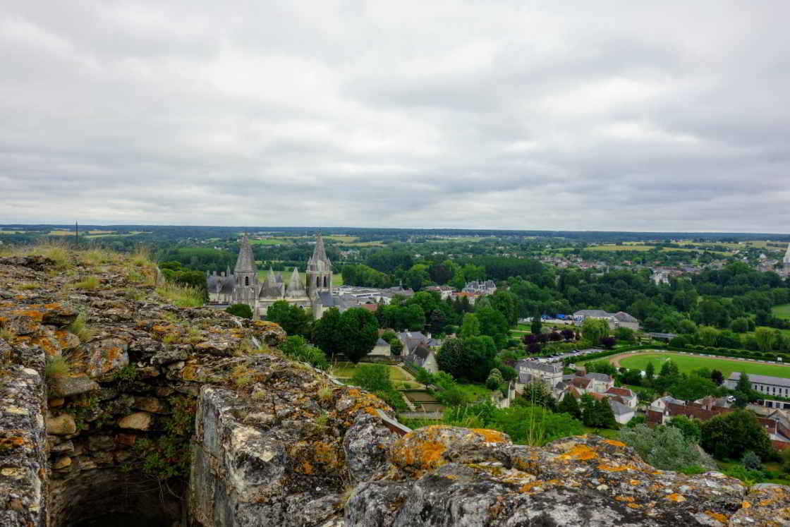 Uitzicht over Loches vanaf de donjon Het kasteelcomplex in Loches