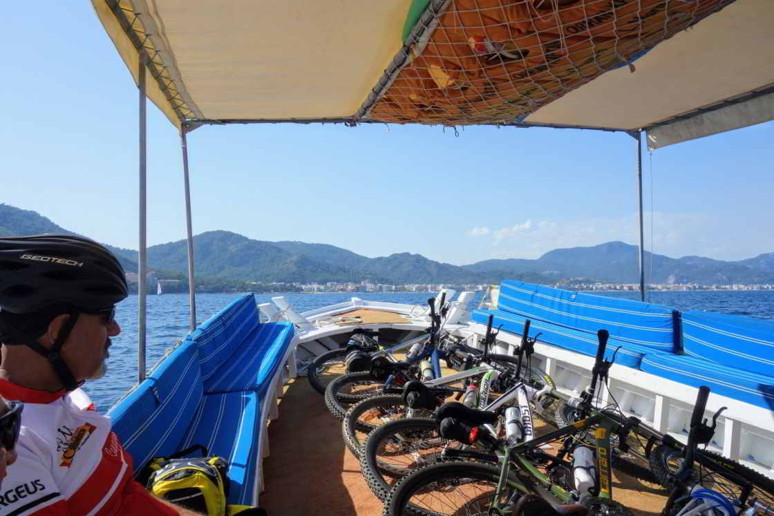 Marmaris duikt op uit zee... mountainbiker zit in een bootje