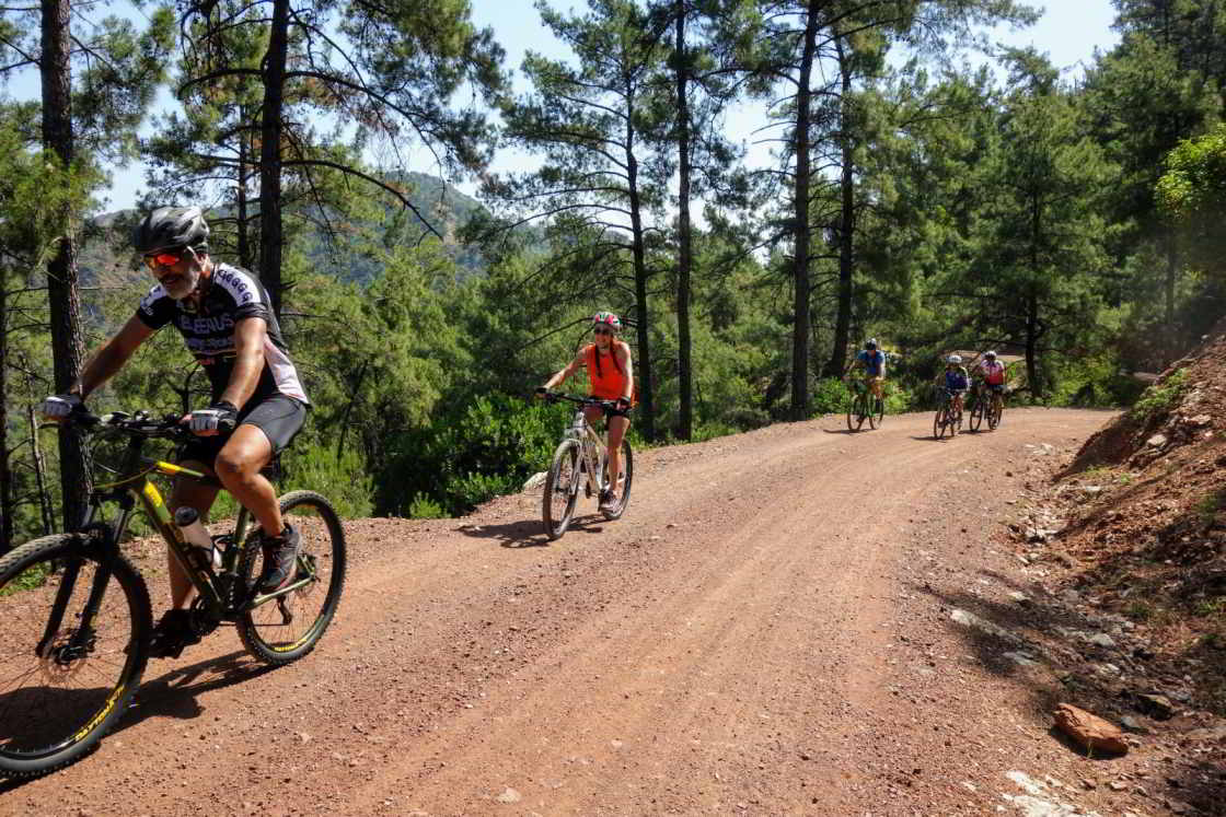 Klimmen en dalen over vrijwel autoloze dirtroads groep mountainbikers bij Marmaris