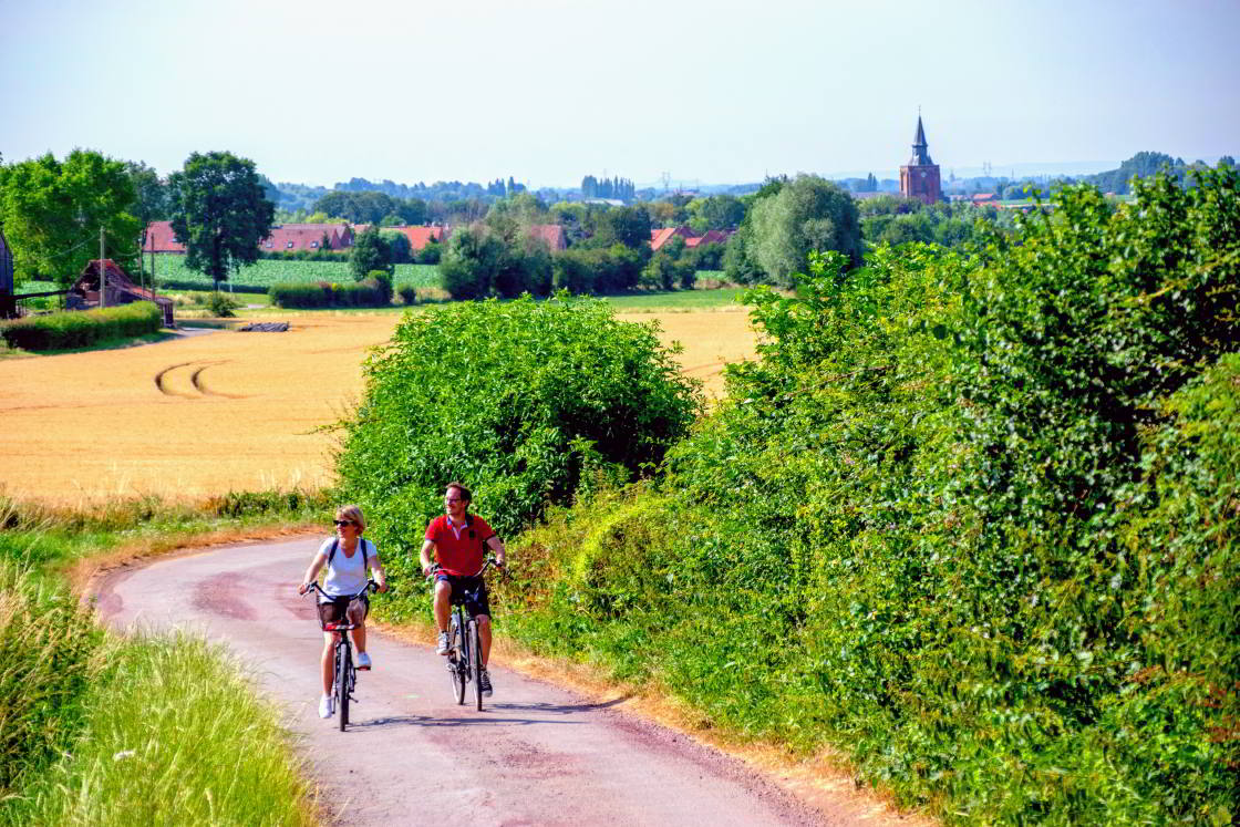 Fietsen in Noord-Frankrijk: dorpjes, velden en laaglandbergen stel op de fiets in Noord-Frankrijk
