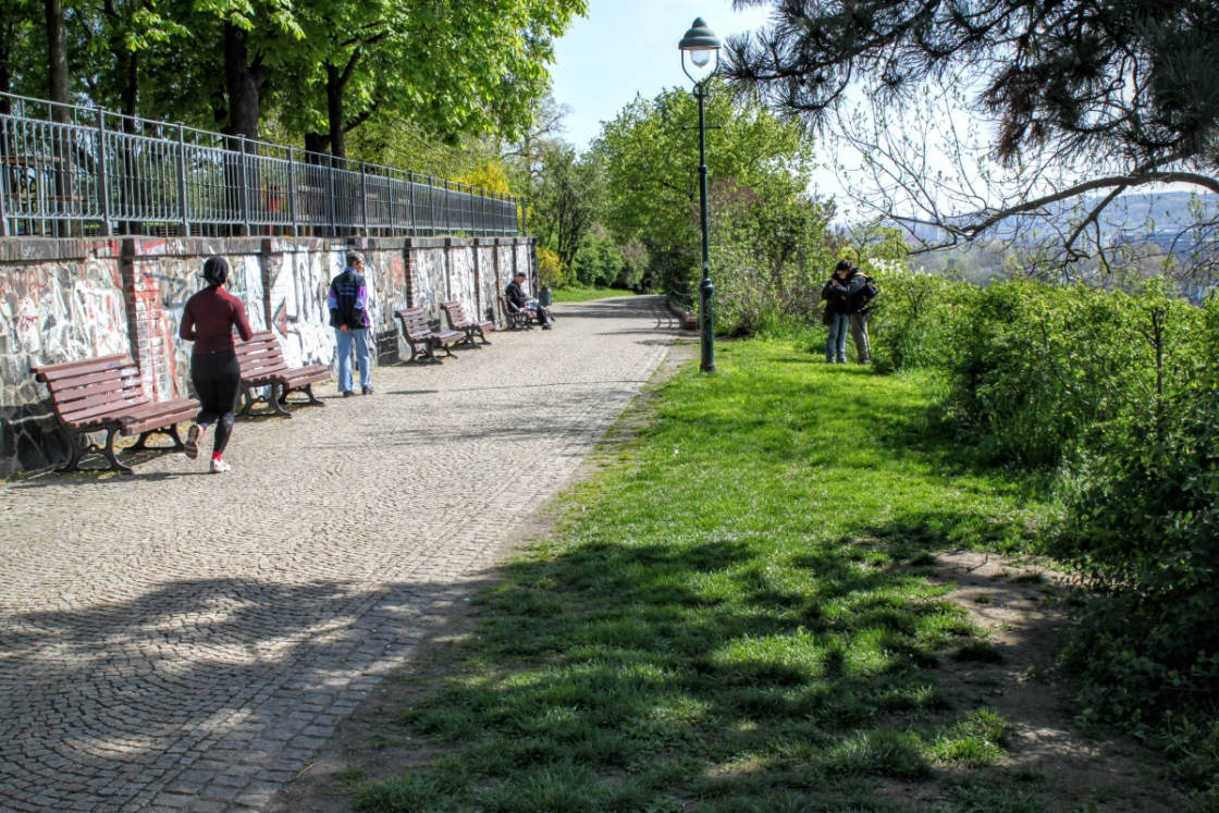 Ontsnappen aan de stadse drukte in een van de vele parken Jogger en wandelaar bij de biertuin in Praag