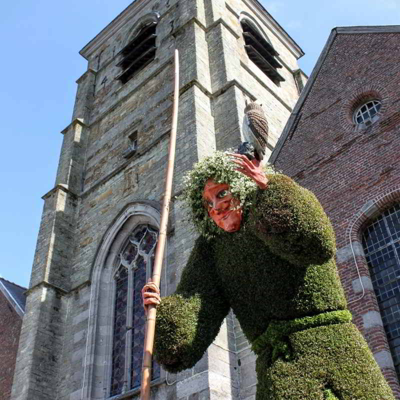 Quintine, de heks van Ellezelles Sculptuur van bladeren herinnert aan de heks Quintine in Ellezelles