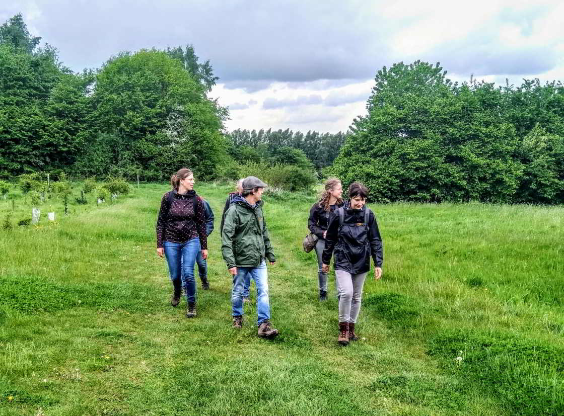 Struinen met de bergdichter door het West-Vlaamse heuvelland groep wandelaars met Geert De Kockere