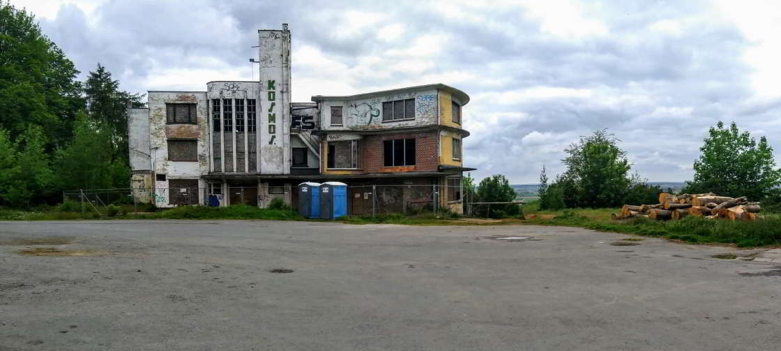 Het karkas van het voormalige jeugdhotel op de Rodeberg Hotel de Kosmos in verval