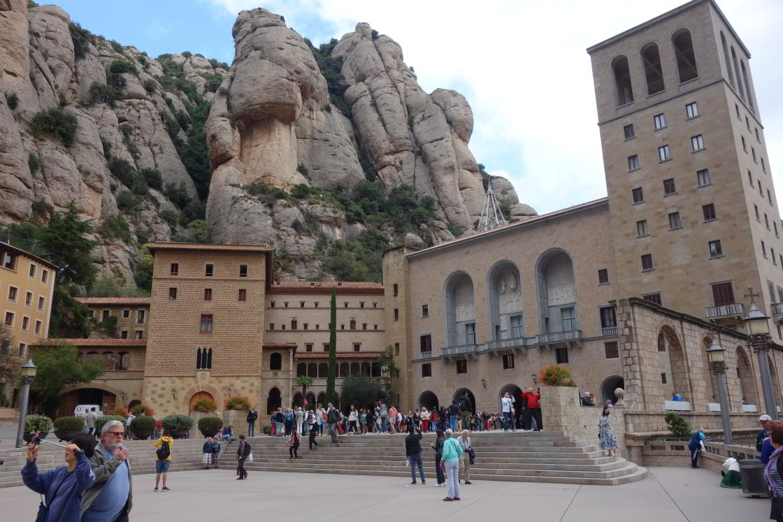 Drukte op het plein voor de basiliek van Montserrat plein van montserrat