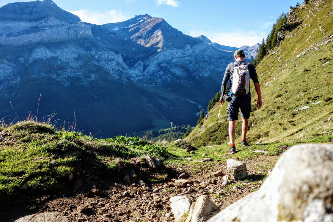 Machtige uitzichten op het Diablerets-massief wandelaar in de bergen