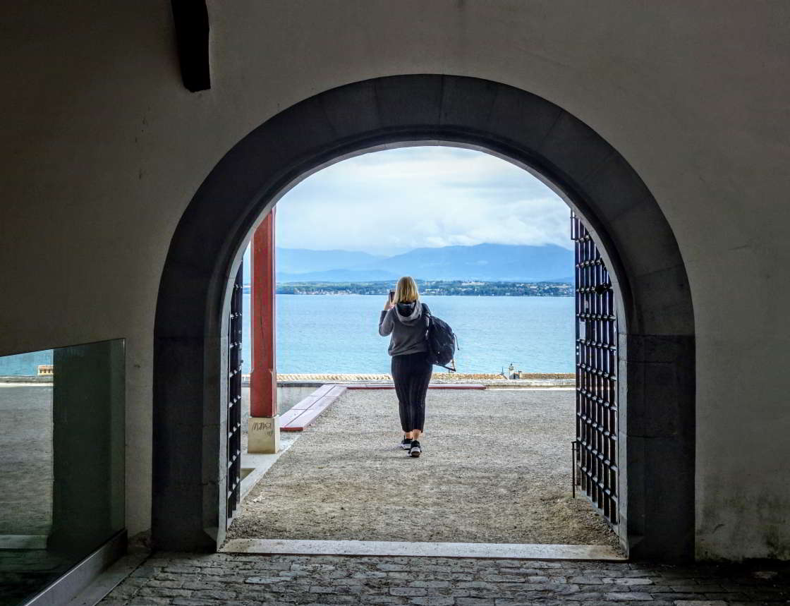 Uitzicht over het Meer van Genève Onderdoorgang Nyon bij het oude slot